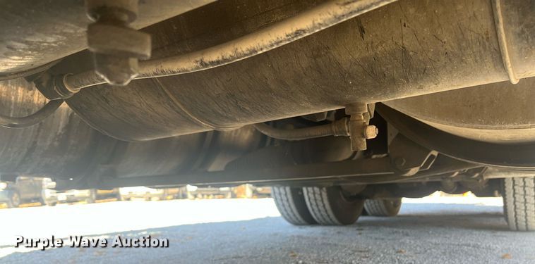 image for item EI0552 2002 International 2574  vacuum truck