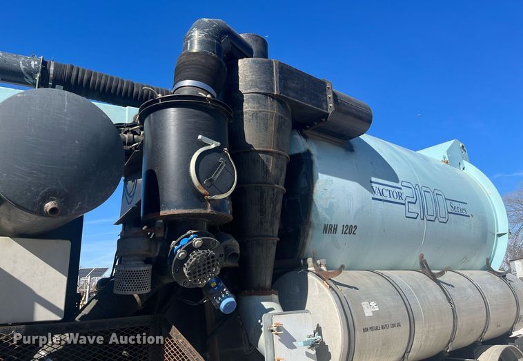 image for item EI0552 2002 International 2574  vacuum truck