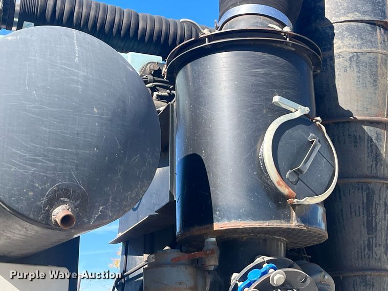 image for item EI0552 2002 International 2574  vacuum truck