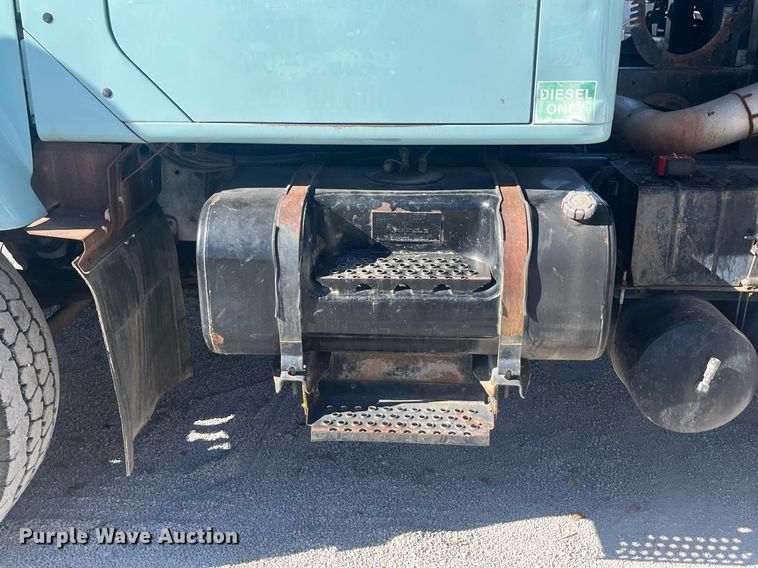 image for item EI0552 2002 International 2574  vacuum truck