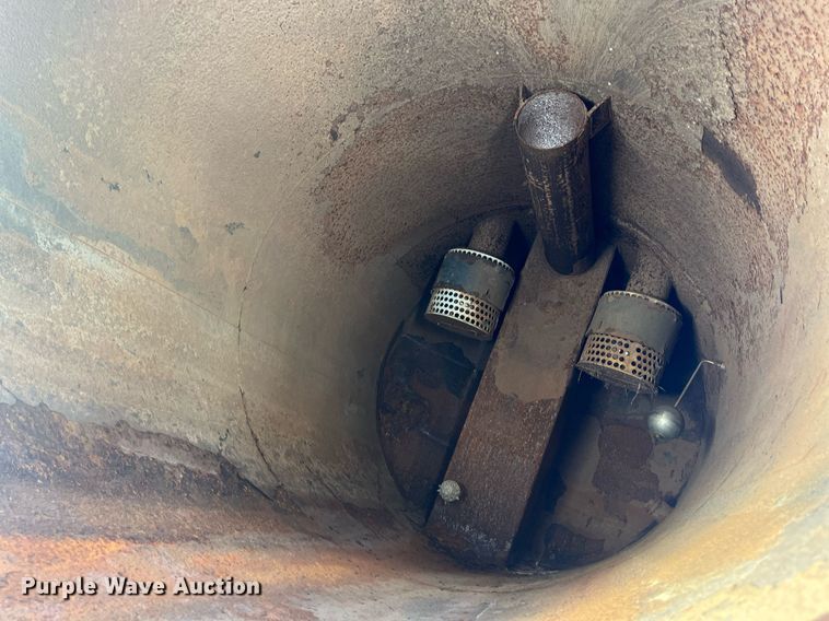 image for item EI0552 2002 International 2574  vacuum truck