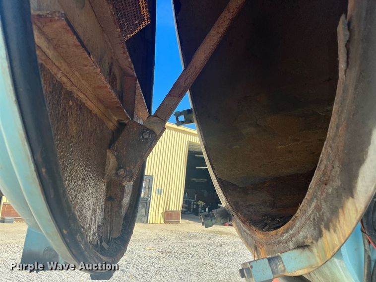 image for item EI0552 2002 International 2574  vacuum truck