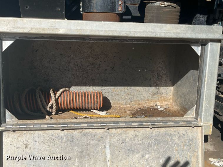 image for item EI0552 2002 International 2574  vacuum truck