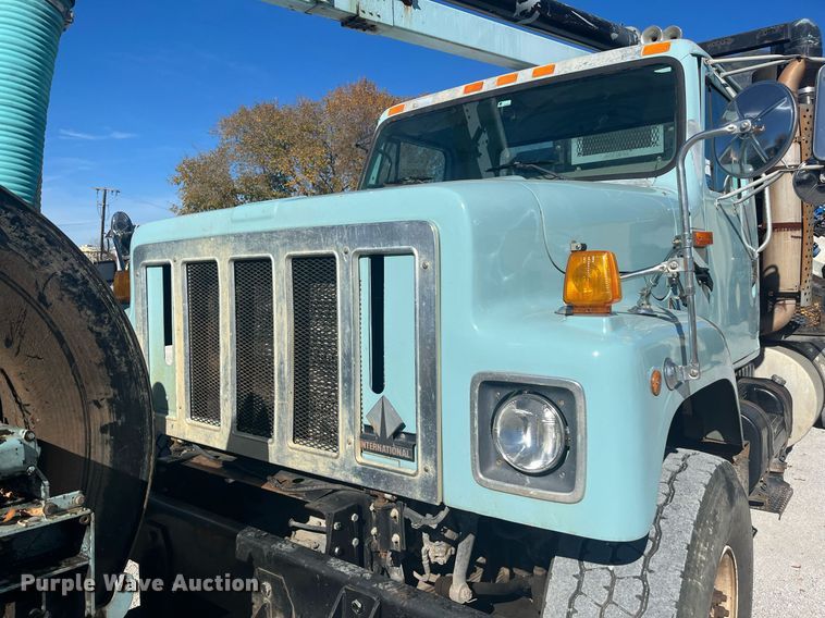 image for item EI0552 2002 International 2574  vacuum truck