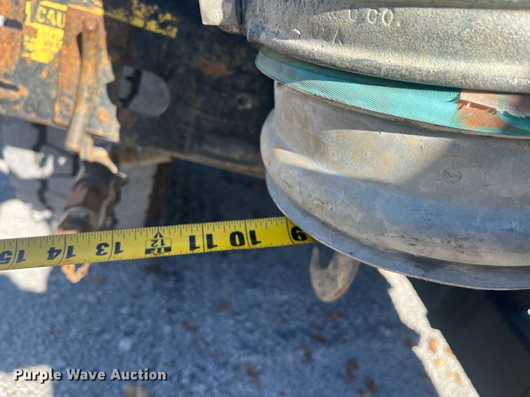 image for item EI0552 2002 International 2574  vacuum truck