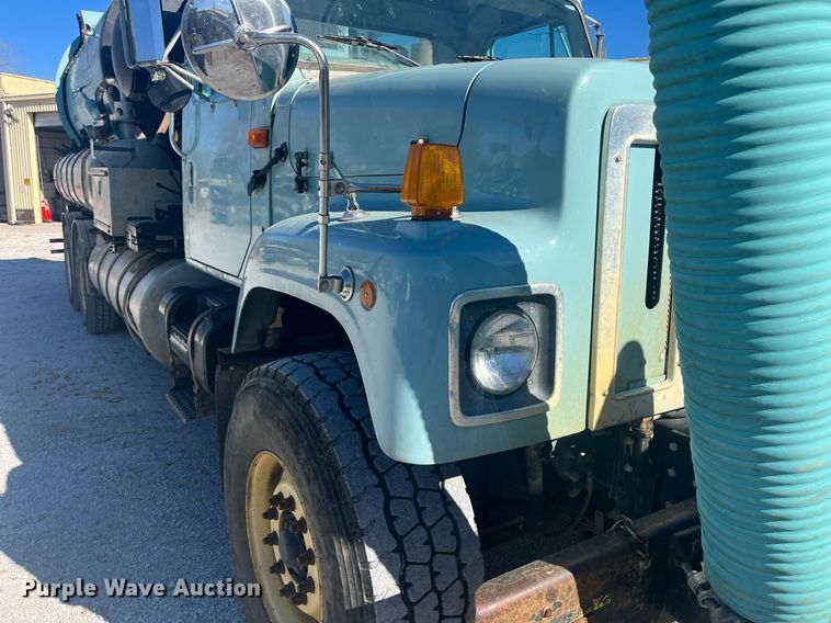 image for item EI0552 2002 International 2574  vacuum truck