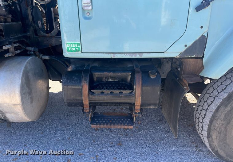 image for item EI0552 2002 International 2574  vacuum truck