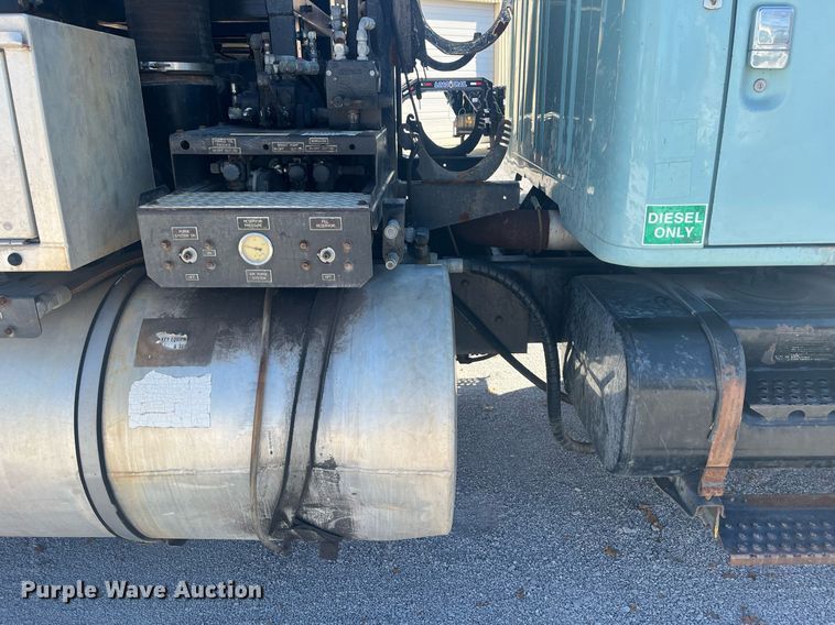 image for item EI0552 2002 International 2574  vacuum truck