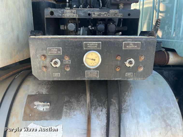 image for item EI0552 2002 International 2574  vacuum truck