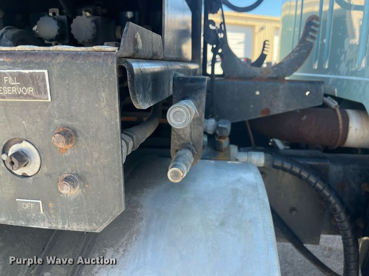 image for item EI0552 2002 International 2574  vacuum truck