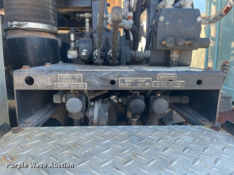 image for item EI0552 2002 International 2574  vacuum truck