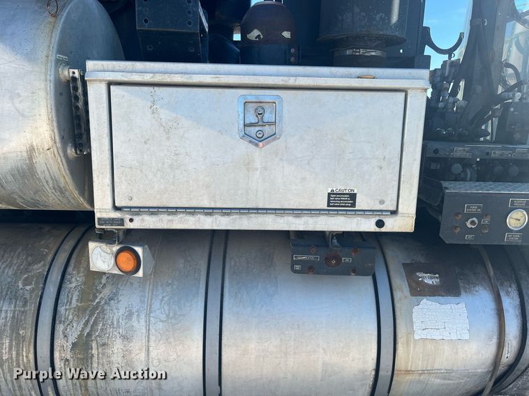 image for item EI0552 2002 International 2574  vacuum truck