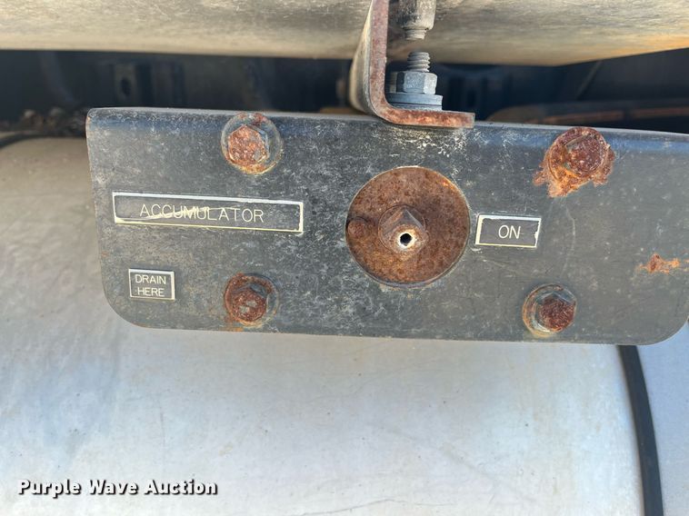 image for item EI0552 2002 International 2574  vacuum truck