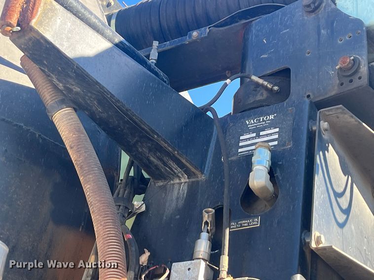 image for item EI0552 2002 International 2574  vacuum truck