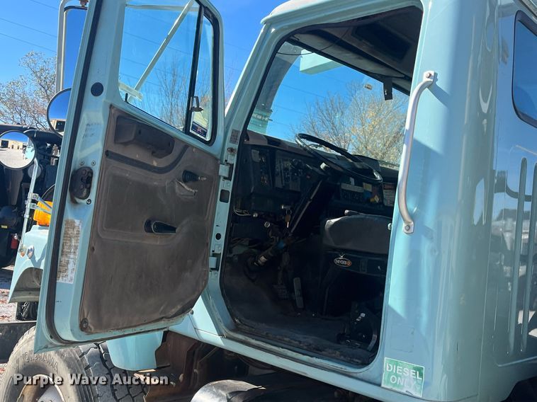 image for item EI0552 2002 International 2574  vacuum truck