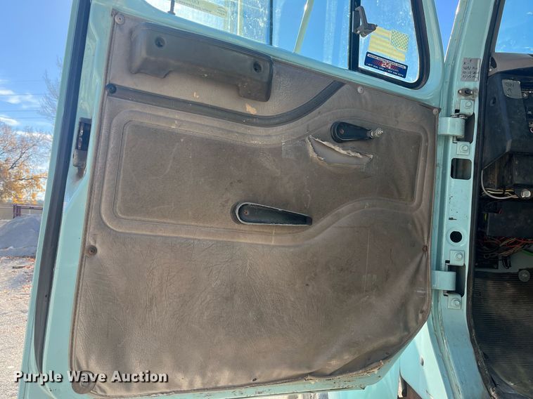 image for item EI0552 2002 International 2574  vacuum truck