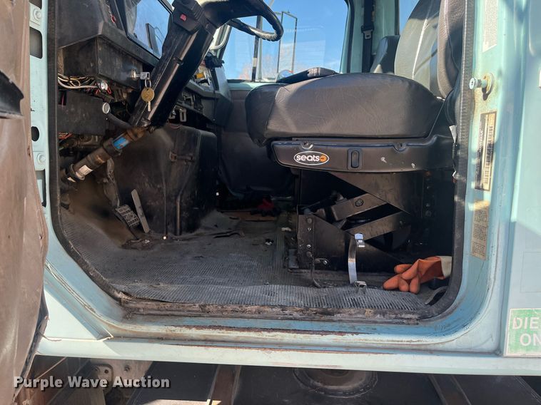 image for item EI0552 2002 International 2574  vacuum truck