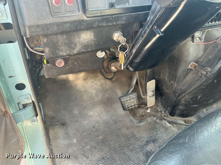 image for item EI0552 2002 International 2574  vacuum truck