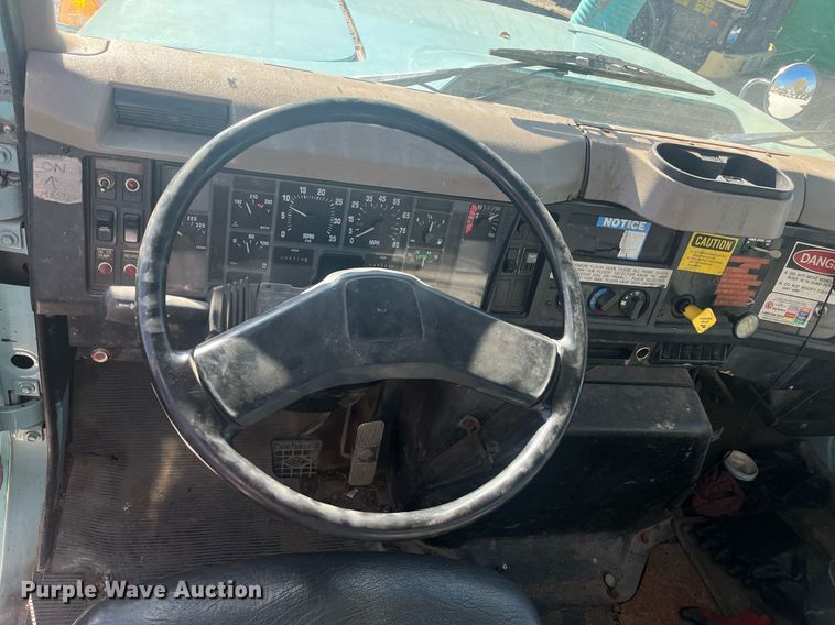 image for item EI0552 2002 International 2574  vacuum truck