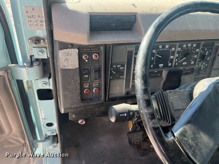 image for item EI0552 2002 International 2574  vacuum truck