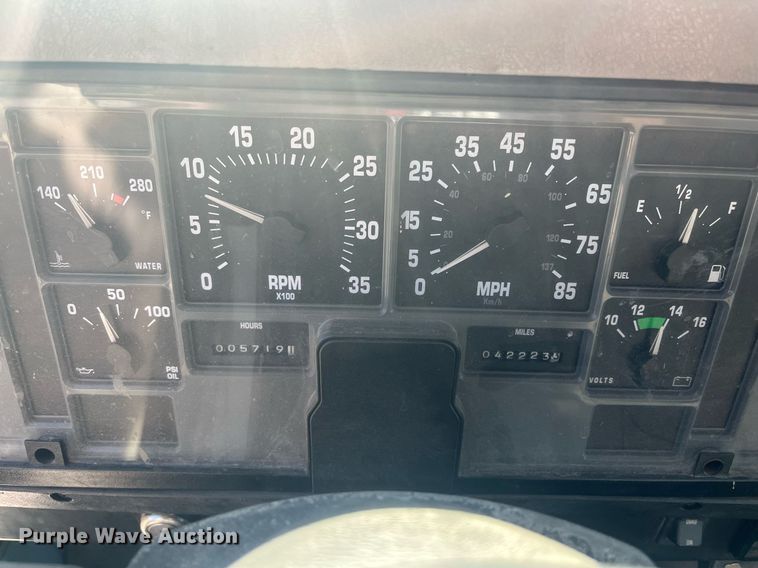 image for item EI0552 2002 International 2574  vacuum truck