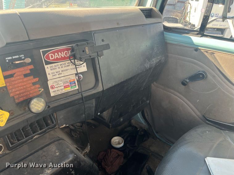 image for item EI0552 2002 International 2574  vacuum truck