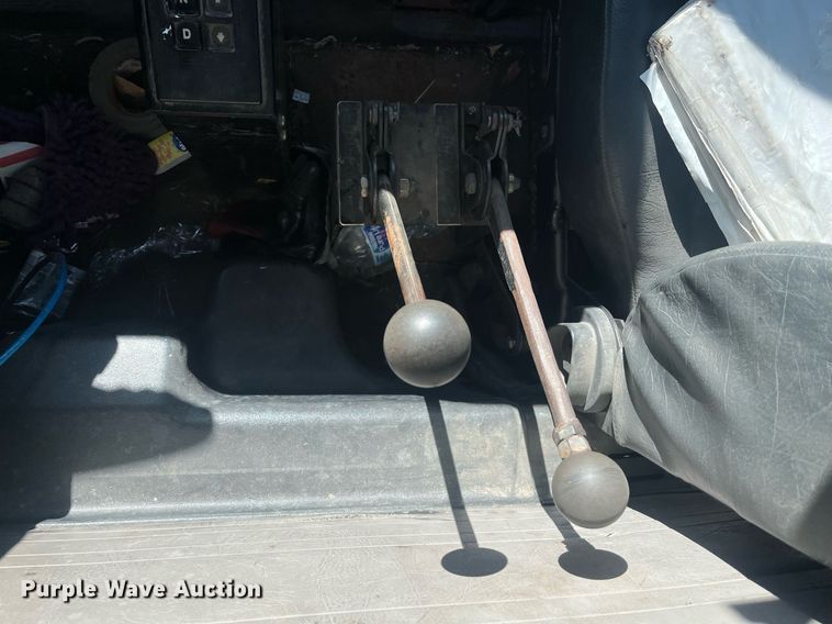 image for item EI0552 2002 International 2574  vacuum truck