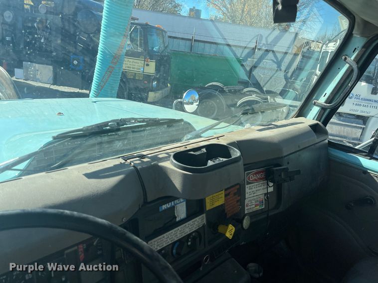 image for item EI0552 2002 International 2574  vacuum truck