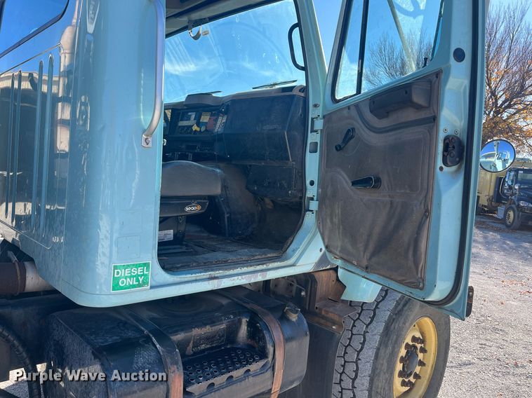 image for item EI0552 2002 International 2574  vacuum truck