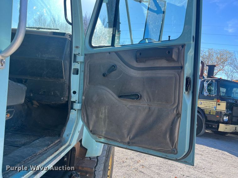 image for item EI0552 2002 International 2574  vacuum truck