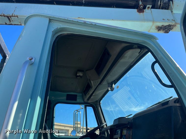 image for item EI0552 2002 International 2574  vacuum truck