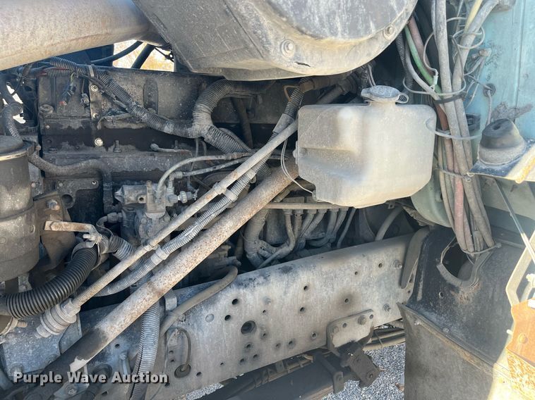 image for item EI0552 2002 International 2574  vacuum truck