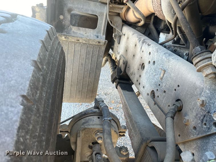 image for item EI0552 2002 International 2574  vacuum truck