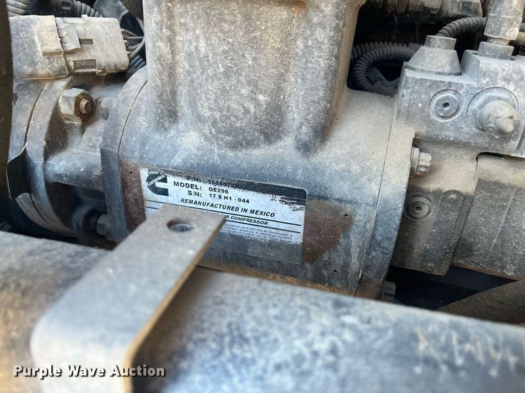 image for item EI0552 2002 International 2574  vacuum truck