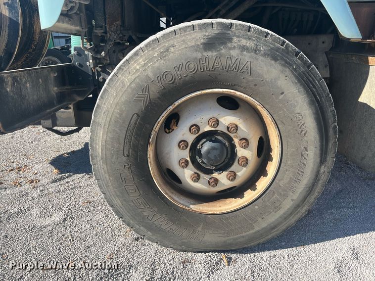 image for item EI0552 2002 International 2574  vacuum truck