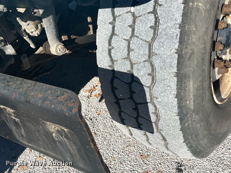 image for item EI0552 2002 International 2574  vacuum truck