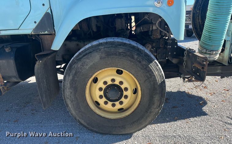 image for item EI0552 2002 International 2574  vacuum truck