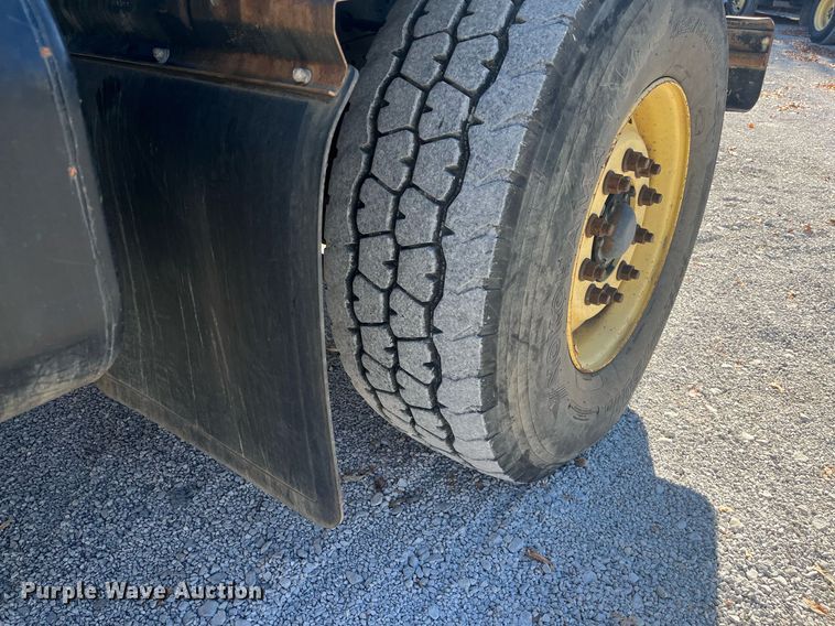 image for item EI0552 2002 International 2574  vacuum truck