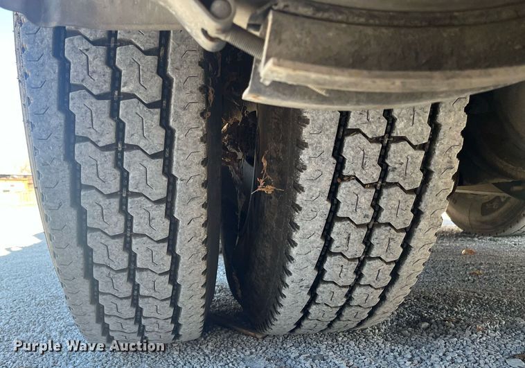 image for item EI0552 2002 International 2574  vacuum truck