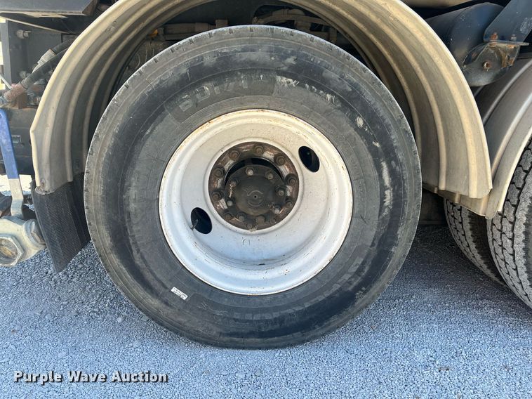 image for item EI0552 2002 International 2574  vacuum truck