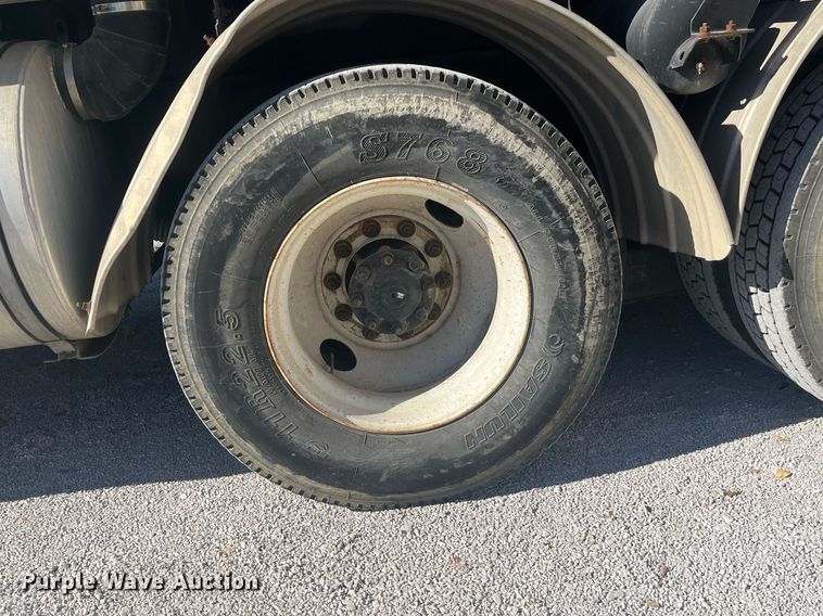 image for item EI0552 2002 International 2574  vacuum truck