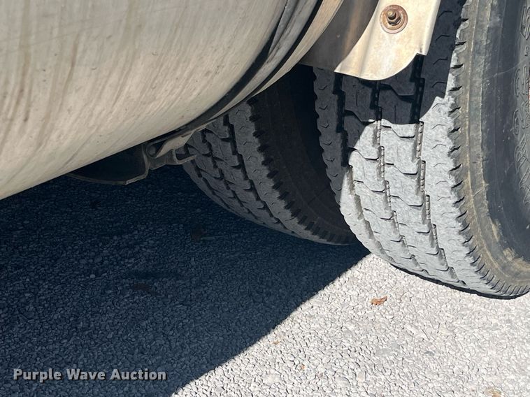 image for item EI0552 2002 International 2574  vacuum truck