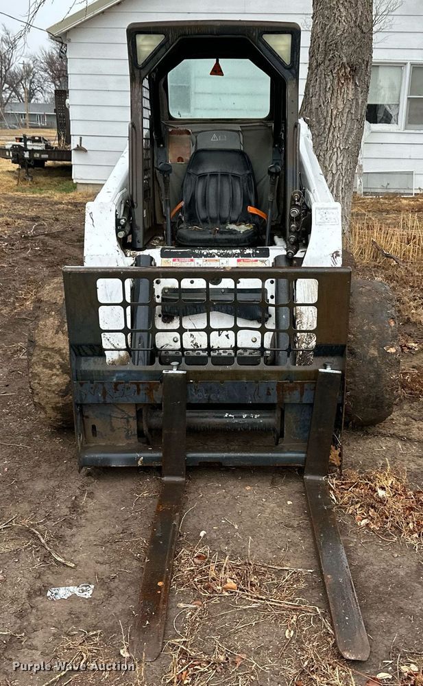 image for item EK9842 2003 Bobcat S220  skid steer loader