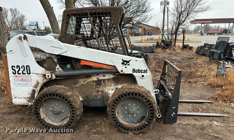 image for item EK9842 2003 Bobcat S220  skid steer loader