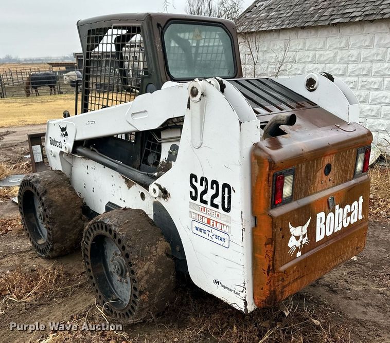 image for item EK9842 2003 Bobcat S220  skid steer loader