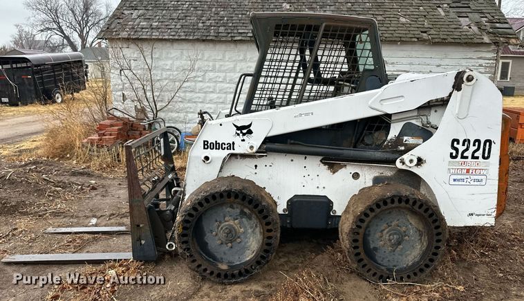 image for item EK9842 2003 Bobcat S220  skid steer loader