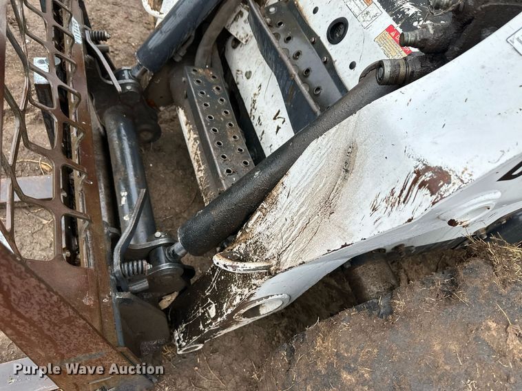 image for item EK9842 2003 Bobcat S220  skid steer loader