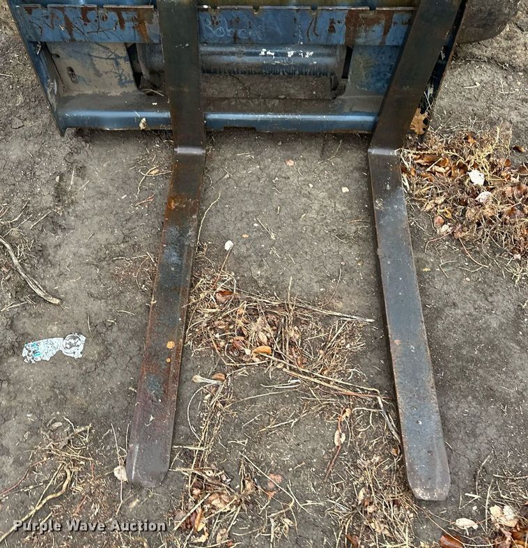 image for item EK9842 2003 Bobcat S220  skid steer loader