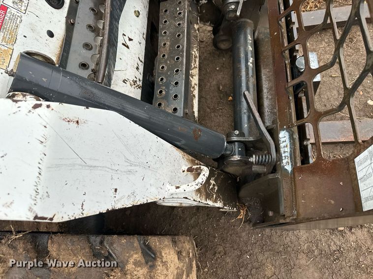 image for item EK9842 2003 Bobcat S220  skid steer loader