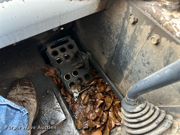 image for item EK9842 2003 Bobcat S220  skid steer loader